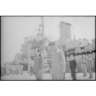 Le commissaire à la Marine, Louis Jacquinot, lors d'une cérémonie sur un quai du port d'Alger.