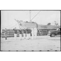 Officiers de la Marine nationale et de l'US Navy sur un quai du port d'Alger.