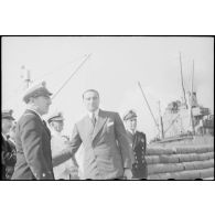 Louis Jacquinot, commissaire à la Marine, et le contre-amiral André-Georges Lemonnier, chef d'état-major général de la Marine se trouvent sur un quai du port d'Alger.