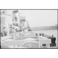 Les autorités civiles et militaires sont à bord de l'escorteur l'Algérien à quai dans le port d'Alger.