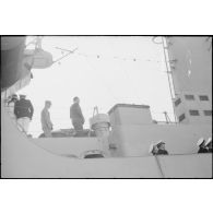 Louis Jacquinot, commissaire à la Marine nationale, et le général d'armée Georges Catroux, commissaire chargé des Affaires musulmanes et gouverneur général de l'Algérie, sont à bord de l'escorteur l'Algérien.