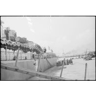 L'équipage de l'escorteur l'Algérien est à la bande sur le pont du navire pour la visite du commissaire à la Marine nationale, Louis Jacquinot.