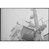 Vue en contre-plongée du château de l'escorteur l'Algérien à quai dans le port d'Alger.