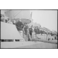 Louis Jacquinot, commissaire à la Marine, est à bord de l'escorteur l'Algérien à quai dans le port d'Alger.