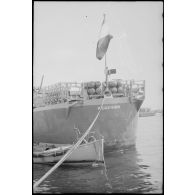 Poupe de l'escorteur l'Algérien à quai dans le port d'Alger.