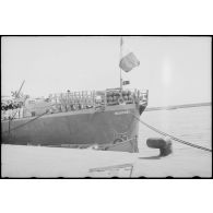 Poupe de l'escorteur l'Algérien à quai dans le port d'Alger.