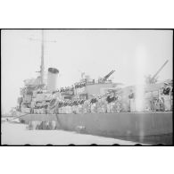 L'équipage de l'escorteur l'Algérien est à la bande sur le navire pour rendre les honneurs aux autorités civiles et militaires.