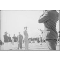 Le commissaire à la Marine, Louis Jacquinot, lors d'une cérémonie sur un quai du port d'Alger.