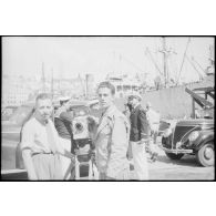 Cameramen du Service cinématographique de l'armée (SCA) sur le port d'Alger.