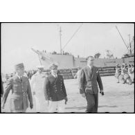 Le commissaire à la Marine, Louis Jacquinot, lors d'une cérémonie sur un quai du port d'Alger.