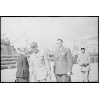 Le commissaire à la Marine nationale, Louis Jacquinot, lors d'une cérémonie sur un quai du port d'Alger.