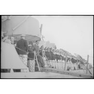 Louis Jacquinot, commissaire à la Marine, quitte l'escorteur l'Algérien à quai dans le port d'Alger.