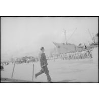 Louis Jacquinot, commissaire à la Marine, quitte l'escorteur l'Algérien à quai dans le port d'Alger.