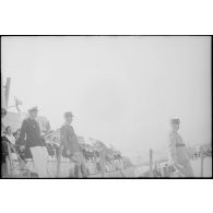 Les autorités militaires qui accompagnent Louis Jacquinot, ministre de la Marine, quittent l'escorteur l'Algérien à quai dans le port d'Alger.