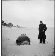 Mine sous-marine allemande échouée sur une plage du Nord.