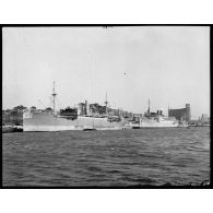 Le paquebot Katoubia et le cargo Sainte-Louise à quai dans un port.