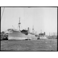 Le paquebot Katoubia et le cargo Sainte-Louise à quai dans un port.