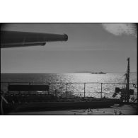 Vue d'un contre-torpilleur en patrouille depuis le pont d'un croiseur, probablement le croiseur lourd Duquesne.