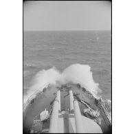 Plage avant d'un navire de la Marine nationale en haute mer.