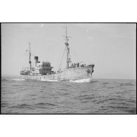 Vue tribord trois quarts avant du chalutier Vikings, réquisitionné et armé comme patrouilleur par la Marine nationale.