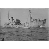 Vue tribord du chalutier Vikings, réquisitionné et armé comme patrouilleur par la Marine nationale.