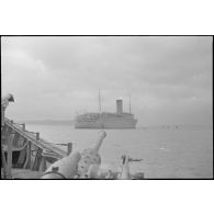 Le paquebot SS Pasteur au mouillage sur coffre, vu depuis le chalutier Vikings.