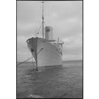 Etrave du paquebot SS Pasteur au mouillage sur coffre.
