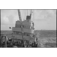 Convoi dans le sillage du chalutier Vikings, armé en patrouilleur par la Marine nationale.