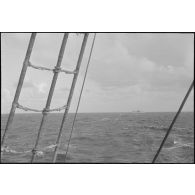 Chalutier vu depuis le chalutier Vikings, armé en patrouilleur par la Marine nationale.