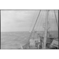 Cargo naviguant sur l'avant du chalutier Vikings, armé en patrouilleur par la Marine nationale.