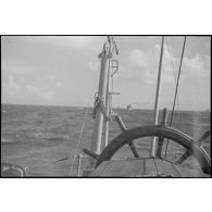 Convoi dans le sillage du chalutier Vikings, armé en patrouilleur par la Marine nationale.