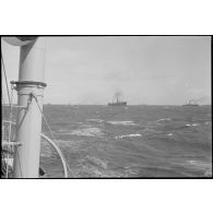 Convoi vu depuis le pont du chalutier Vikings, armé en patrouilleur par la Marine nationale.