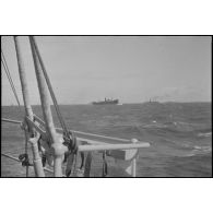 Convoi vu depuis le pont du chalutier Vikings, armé en patrouilleur par la Marine nationale.