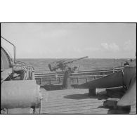 Canon anti-aérien à bord du chalutier Vikings, réquisitionné et armé en patrouilleur par la Marine nationale.