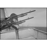 Mitrailleuse bitubes à bord du chalutier Vikings, réquisitionné et armé en patrouilleur par la Marine nationale.