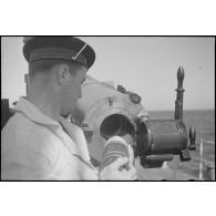 Chargement d'un obus dans le tube d'un canon à bord du chalutier Vikings, réquisitionné et armé en patrouilleur par la Marine nationale.