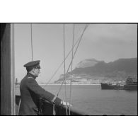 Le chalutier Vikings, réquisitionné et armé en patrouilleur, arrive à Gibraltar.