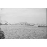 Vue bâbord du contre-torpilleur Tigre (numéro de coque X41) au mouillage sur coffre dans un port.