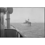 Cargo naviguant à bâbord du chalutier Vikings, réquisitionné et armée par la Marine nationale.