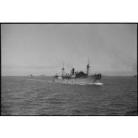 Cargo naviguant à bâbord du chalutier Vikings, réquisitionné et armée par la Marine nationale.