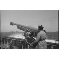 Marin canonnier servant d'un canon de 75 mm à bord du chalutier Vikings, réquisitionné et armé en patrouilleur par la Marine nationale.