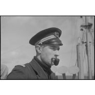 Portrait de l'enseigne de vaisseau commandant le chalutier Vikings, réquisitionné et armé en patrouilleur par la Marine nationale.