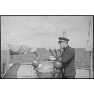 L'enseigne de vaisseau commandant le chalutier Vikings, réquisitionné et armé en patrouilleur par la Marine nationale.