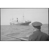 Cargo de la marine marchande japonaise vu depuis le chalutier Vikings, réquisitionné et armé comme patrouilleur par la Marine nationale.