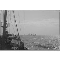 Cargo de la marine marchande japonaise vu depuis le chalutier Vikings, réquisitionné et armé comme patrouilleur par la Marine nationale.