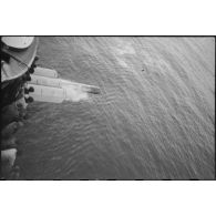 Tir d'une torpille de 550 mm depuis le croiseur lourd Duquesne.