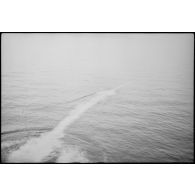 Sillage d'une torpille de 550 mm tirée depuis le croiseur lourd Duquesne.