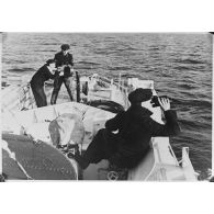 Marins servants d'une mitrailleuse à bord d'une vedette de la Kriegsmarine (reproduction).