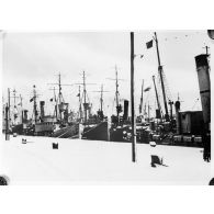 Flotille de patrouilleurs au mouillage dans un port (reproduction).