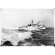Vedette lance-torpilles de la Kriegsmarine en haute mer (reproduction).